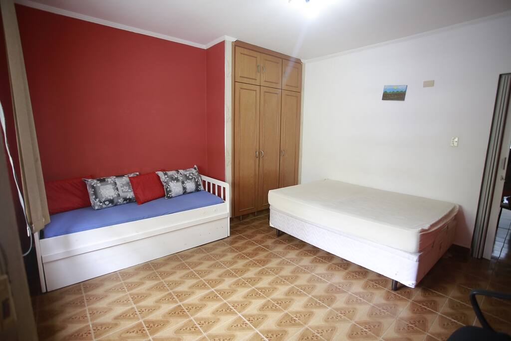 Quarto com cama de casal e Bicama
