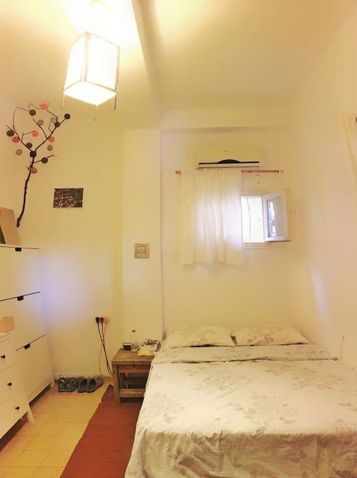 High quality double mattress, air-conditioning, bedside table, ample closet space. Bedroom windows have screens.