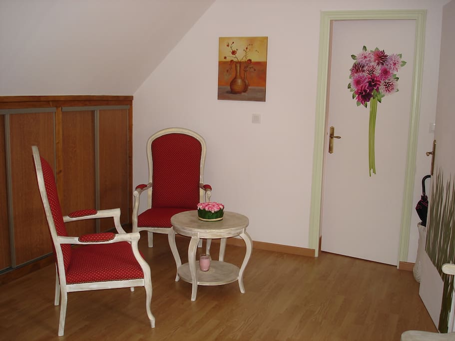 Salon avec frigo, thé, café