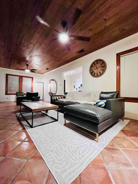 Top performing Airbnb: PalmBase Courtyard Gem @ East End, EV&Dog Friendly in Galveston