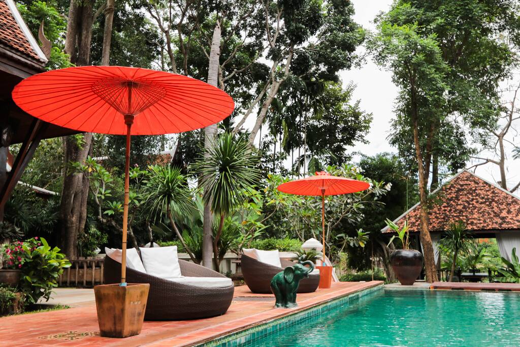Pool lounge