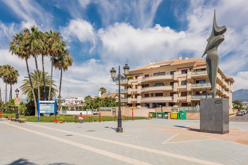 Bonito edificio con vista abierta ubicado en el paseo marítimo.