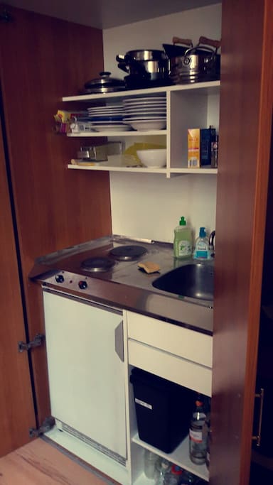 Die Singleküche reicht vollkommen aus, wir haben auch noch einen kleinen Backofen, in dem ohne Probleme Pizzen und Aufläufe passen.