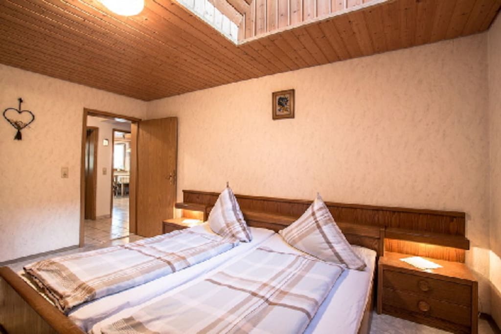 Schlafzimmer 1