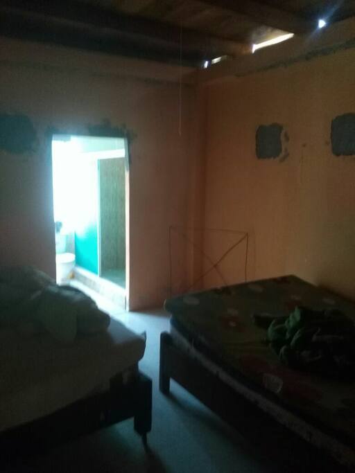 cuarto en la parte de abajo cuenta con baño privado es amplio conceramica