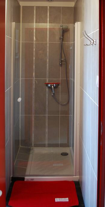 Salle d'eau , côté douche, spacieux