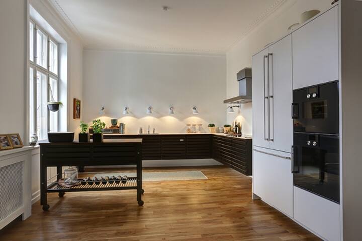 232 m2 peaceful top floor luxury with balcony gallery image 2