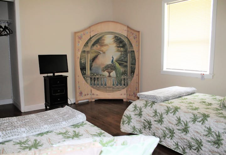 Dormitorio con cama doble