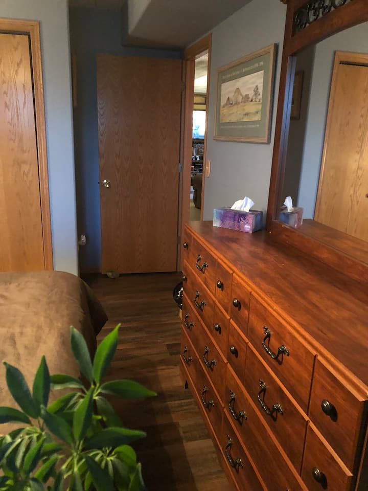 საძინებელი 152 × 203 სმ ზომის საწოლით