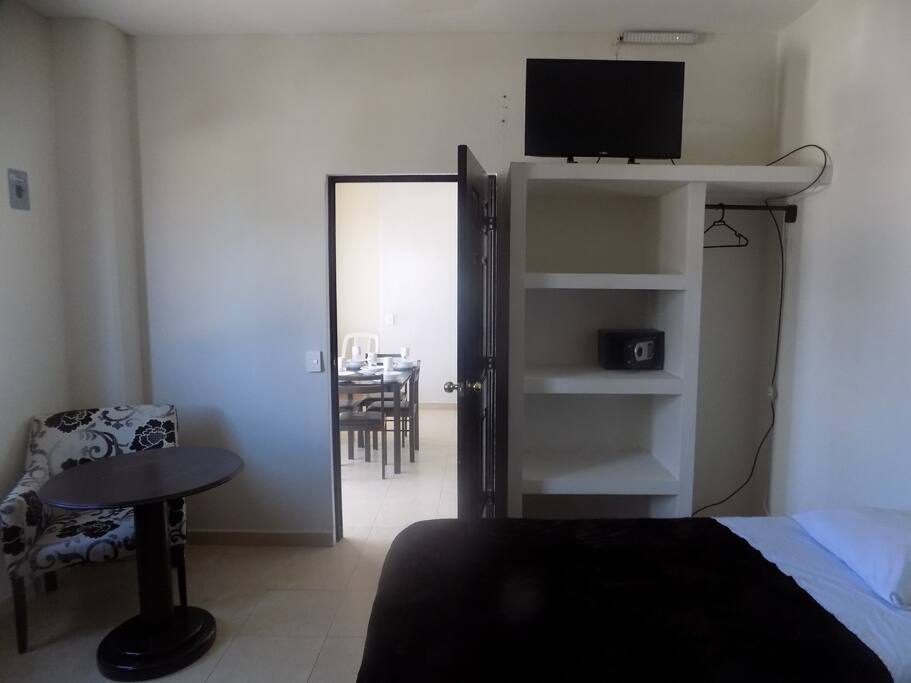En la recmara cuenta con su closet, caja de seguridad, smart T.V.