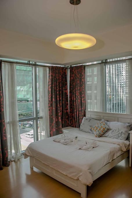 Corner studio suite with the view of Forbes and Burgos Circle area. Indeed an Amazing View!