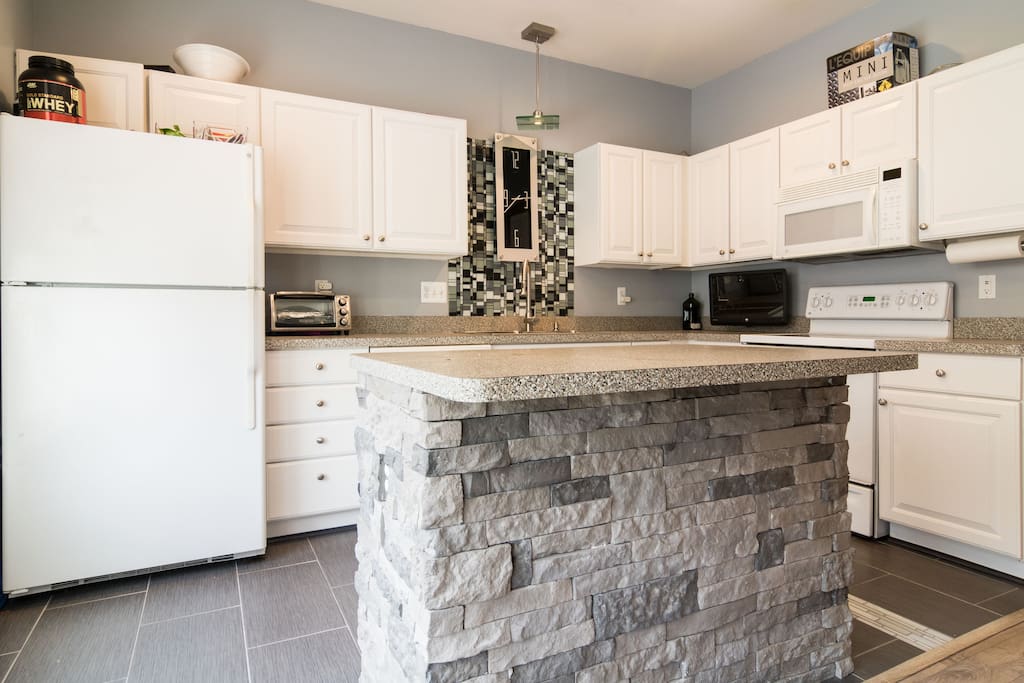 Full Kitchen Amenities - Dine In!