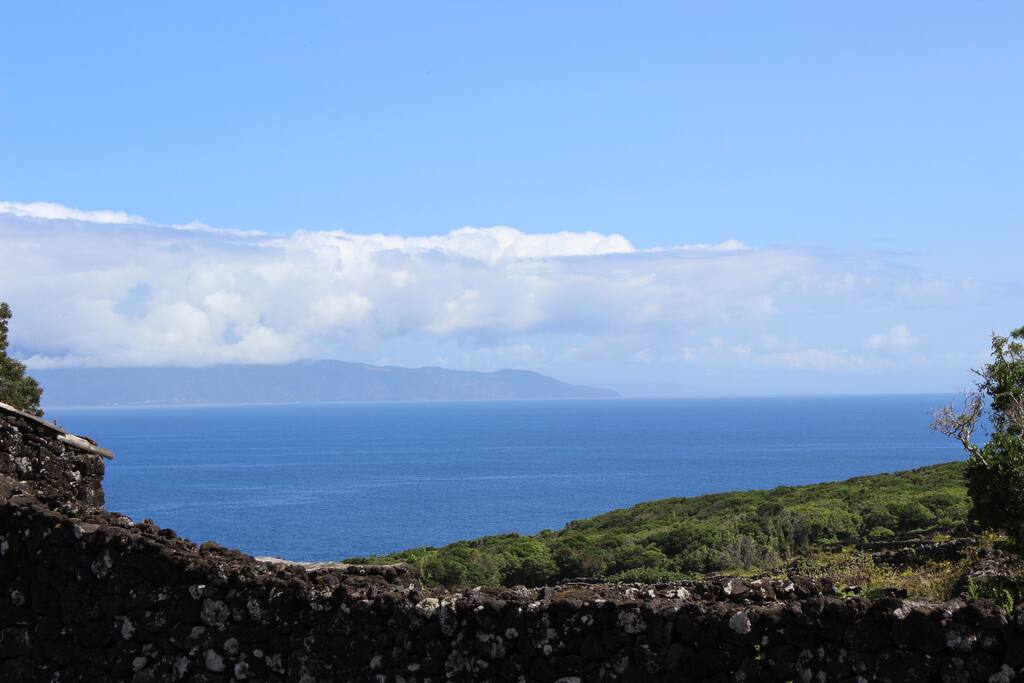 Blick auf die Nachbarinsel São Jorge
