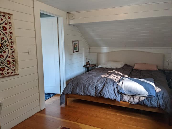 Kitanda cha ukubwa wa mfalme katika chumba cha kulala cha msingi