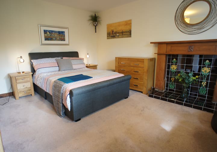 חדר שינה זוגי מואר ומרווח עם ג'ק וג'יל. חדר מקלחת צמוד וחלל עבודה, מגבות ומצעים איכותיים.