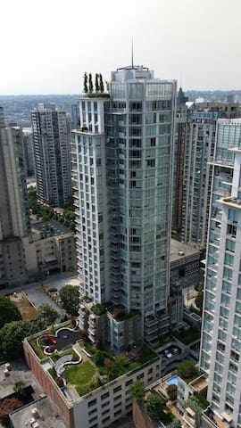 Centralize downtown luxurious sub penthouse