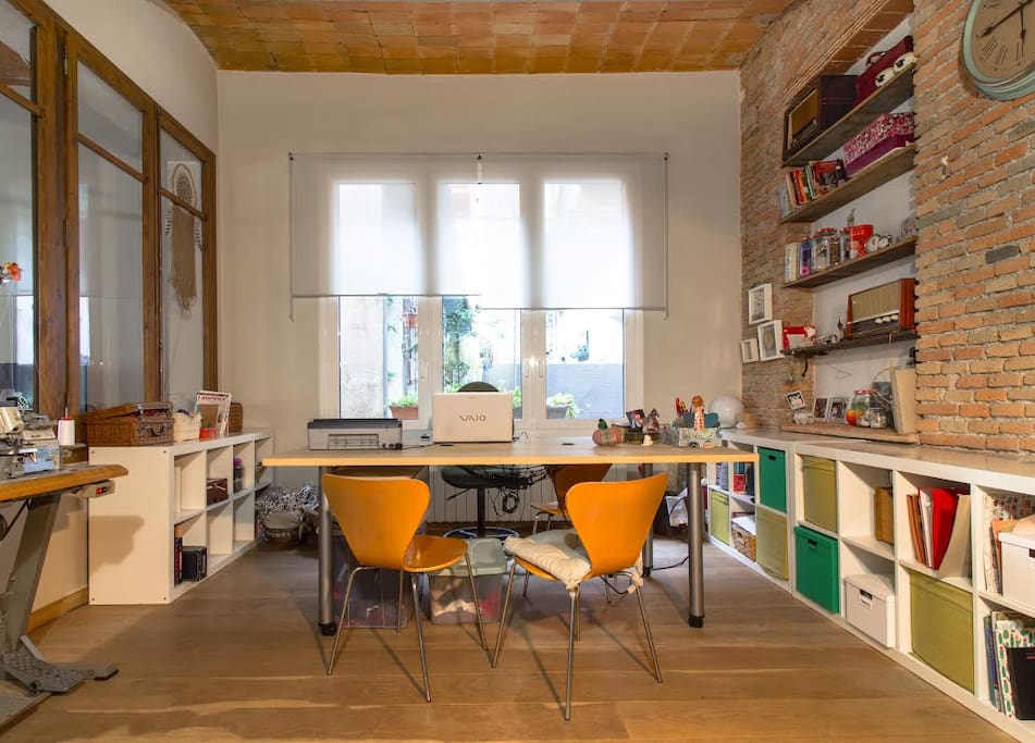 un estudio para hacer tarea o para que los niños hagan manualidades