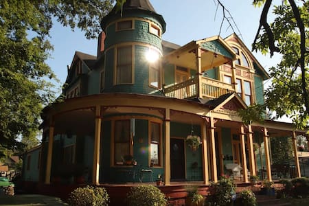 Captain Harris House—Fun and Funky