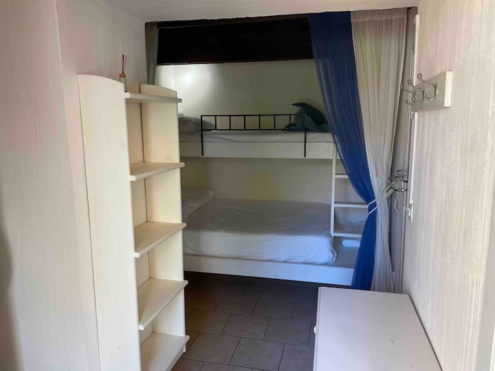 La habitación grande 1 cama de matrimonio y una litera. Está situada en el segundo piso y, por lo tanto, también bastante fresca. Tendrá la misma vista que la habitación de los padres hacia Le Mauresque.