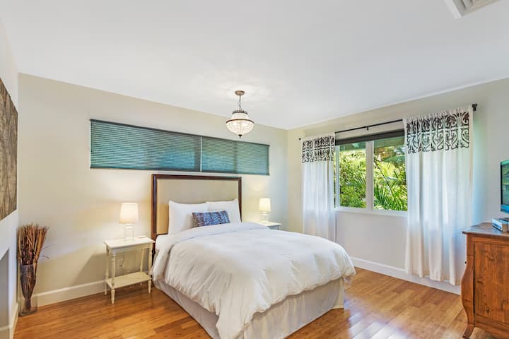 楼下加大双人床卧室（新照片即将推出）