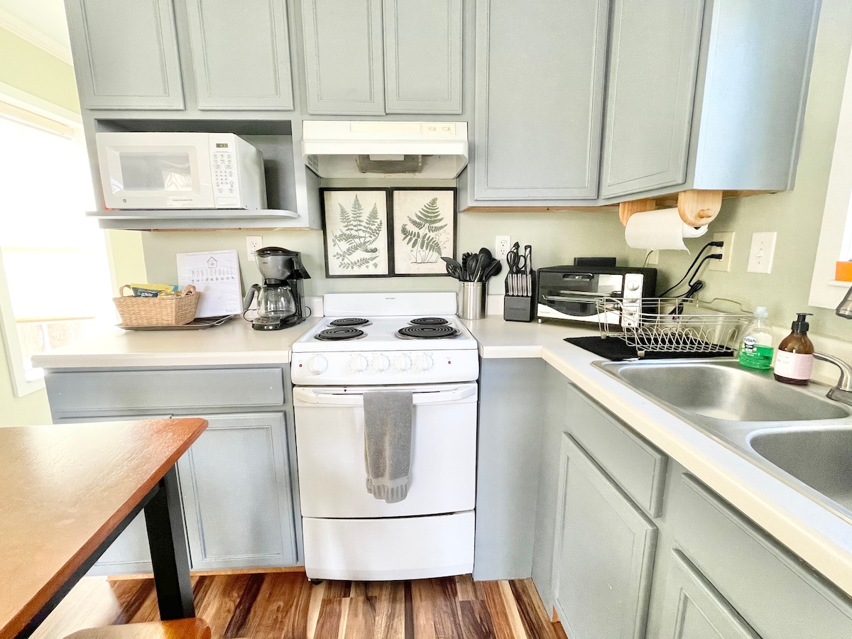 Charming East Cottage . Close to Airport