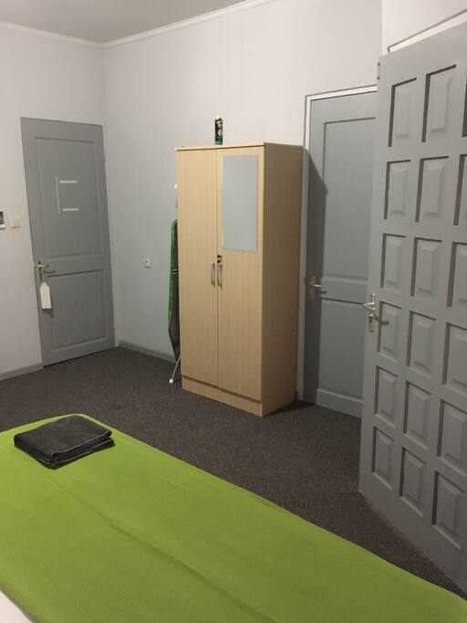 Ruime slaapkamer met comfortabel box spring bed, nachtkastjes, klerenkast en airconditioning. Strijktafel en -ijzer aanwezig