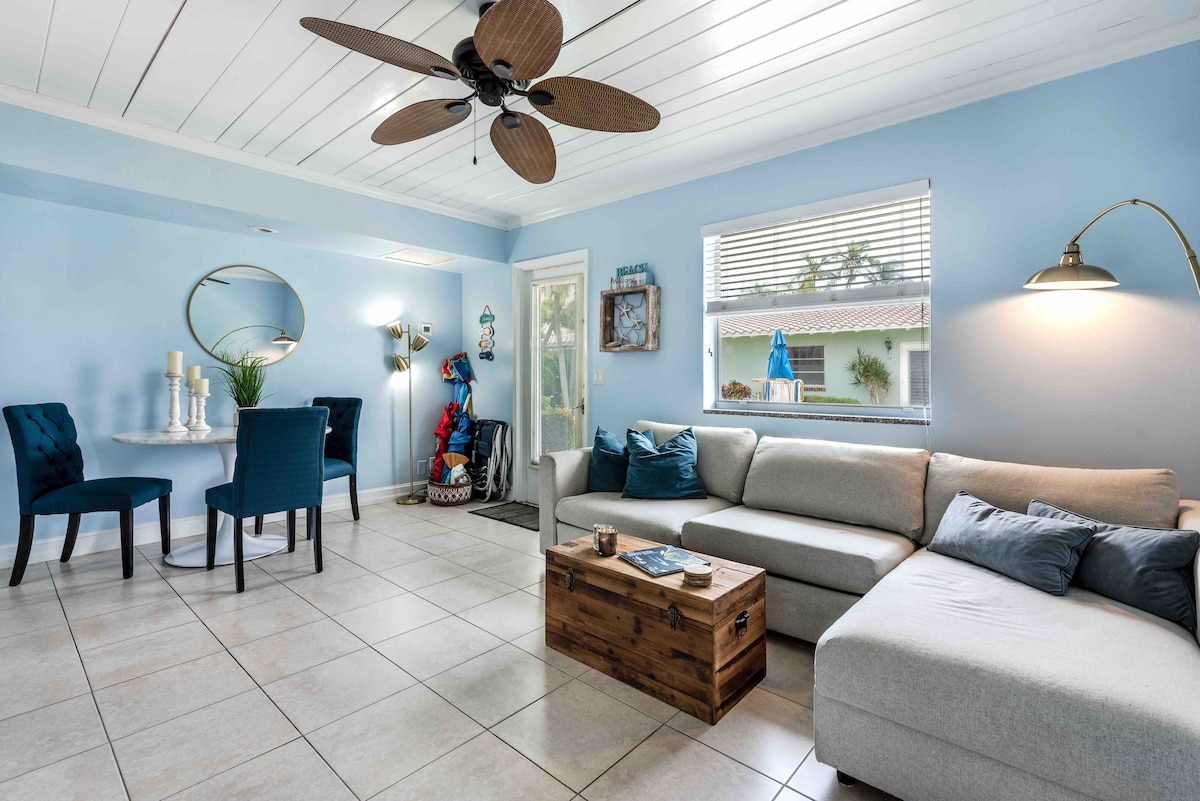 Newly renovated Living room with sleeper sofa for 2