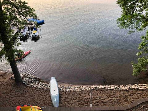 4br/2ba lakefront. Amazing views! Hot tub, pontoon