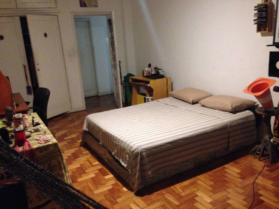 Bem vindo! Quarto espaço, limpo e aconchegante. Welcome! Big, clean and cosy bedroom.