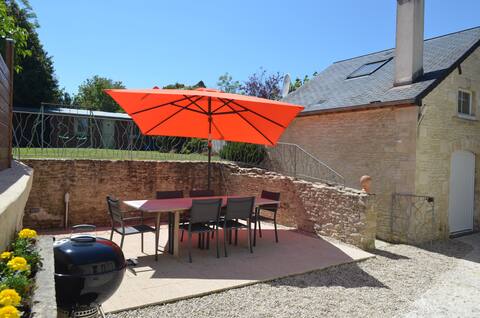 Cottage & enclosed garden, 3 min from Arromanches