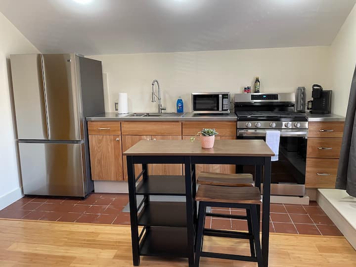 New Modern Studio- Hop Skip & Jump To Waterfront - Burlington