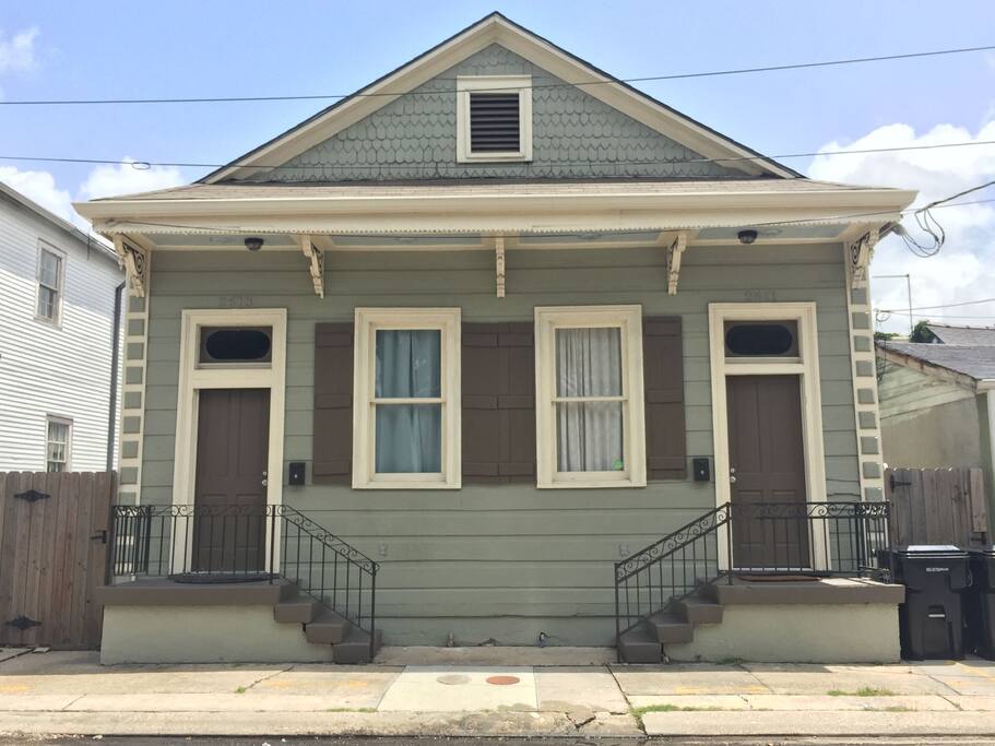 The house! This listing is for BOTH apartments in this house.