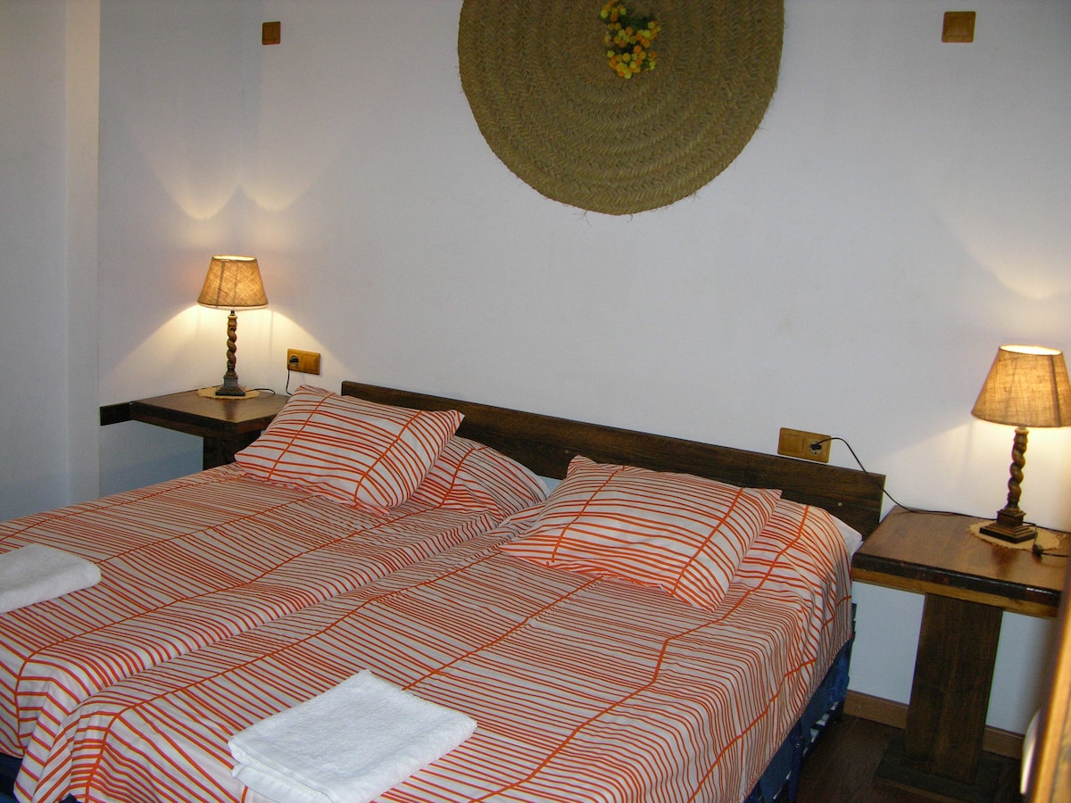 Izba s dvoma 90 lôžkami s možnosťou ich premeny na dve poschodové postele s kapacitou pre 4 osoby.