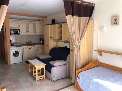 Airbnb performant: Beachfront studio 4 people 100 m from beach, large pool à Le Grau Du Roi