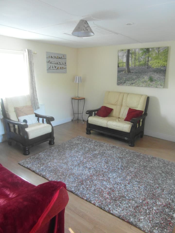 ห้องนั่งเล่นพร้อมเตียงโซฟาคู่