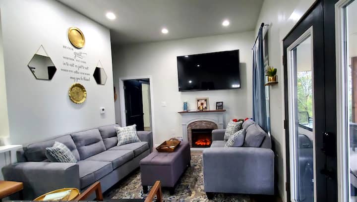 Sala de estar con sofá cama y sillón de dos plazas. Un televisor de 75 pulgadas para ver películas y relajarse. Chimenea eléctrica que realmente se calienta y se suma al ambiente. 