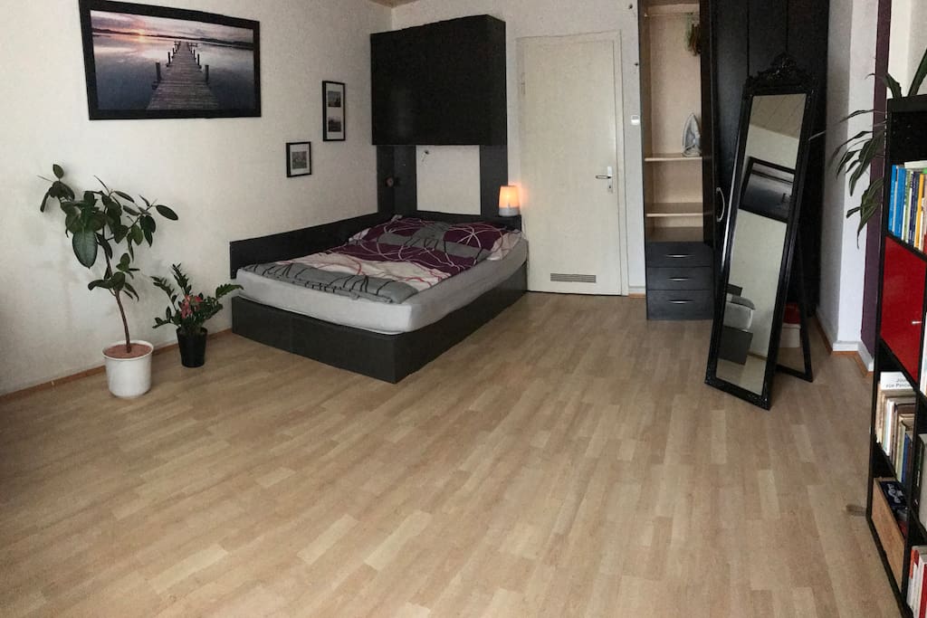 Schlafzimmer mit Bett 140 x 200