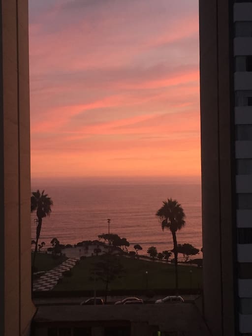 Vista del sunset hacia el malecón (mar y un parque hermoso)