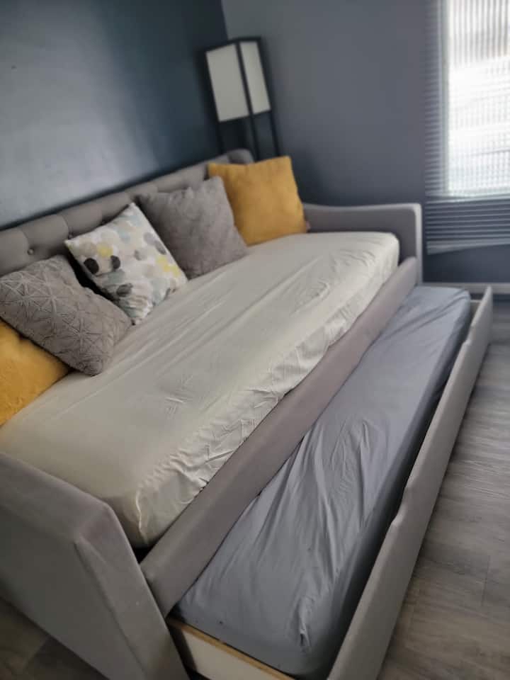 เดย์เบดในห้องนั่งเล่นรองรับผู้เข้าพักเสริม 2 คน