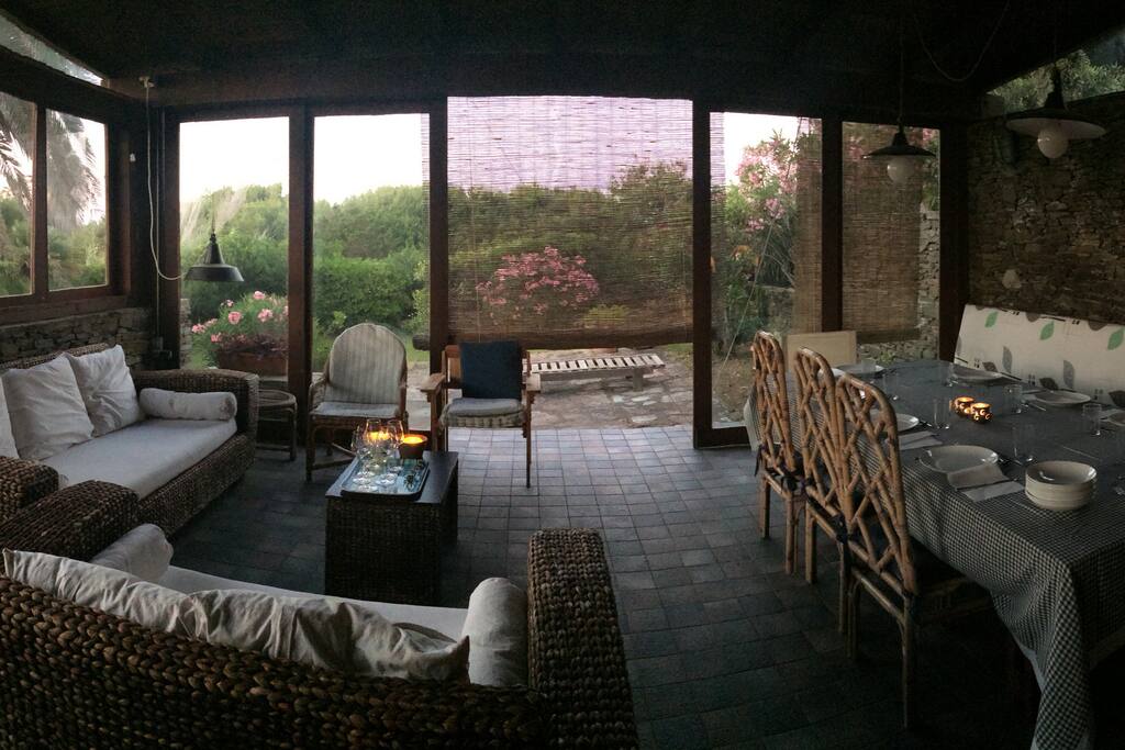 Veranda lato mare con tavolo pranzo
