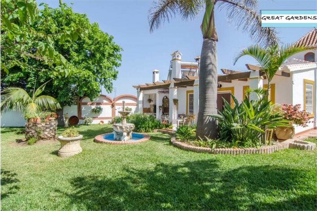 JARDÍN Y PISCINA