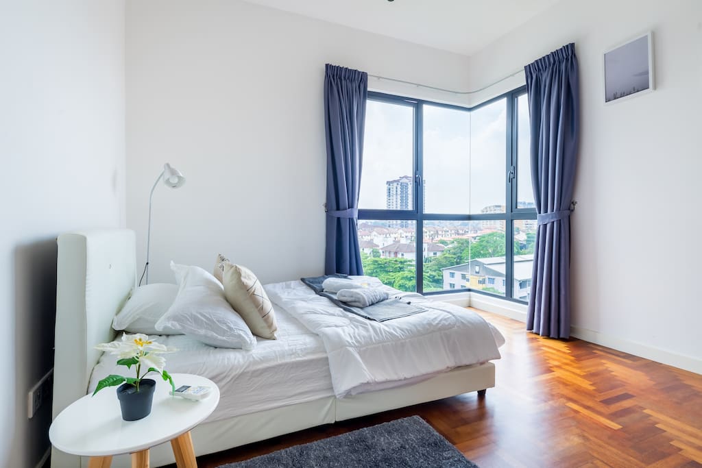 Large window letting the natural light shine in.