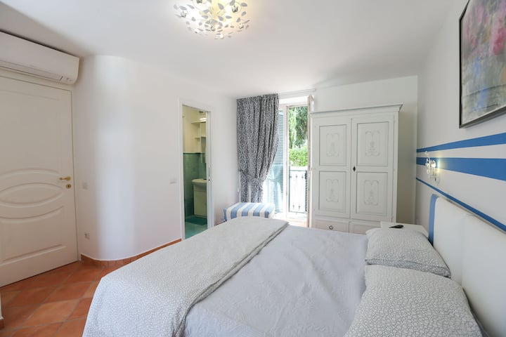 - Chumba cha 2 cha kulala: chumba cha kulala cha watu wawili chenye nafasi kubwa chenye madirisha 2, ikiwemo roshani ya Kifaransa iliyo na mwonekano wa bahari na mwonekano wa kijiji cha kale cha Scala ensuite, bafu kamili lenye bafu;