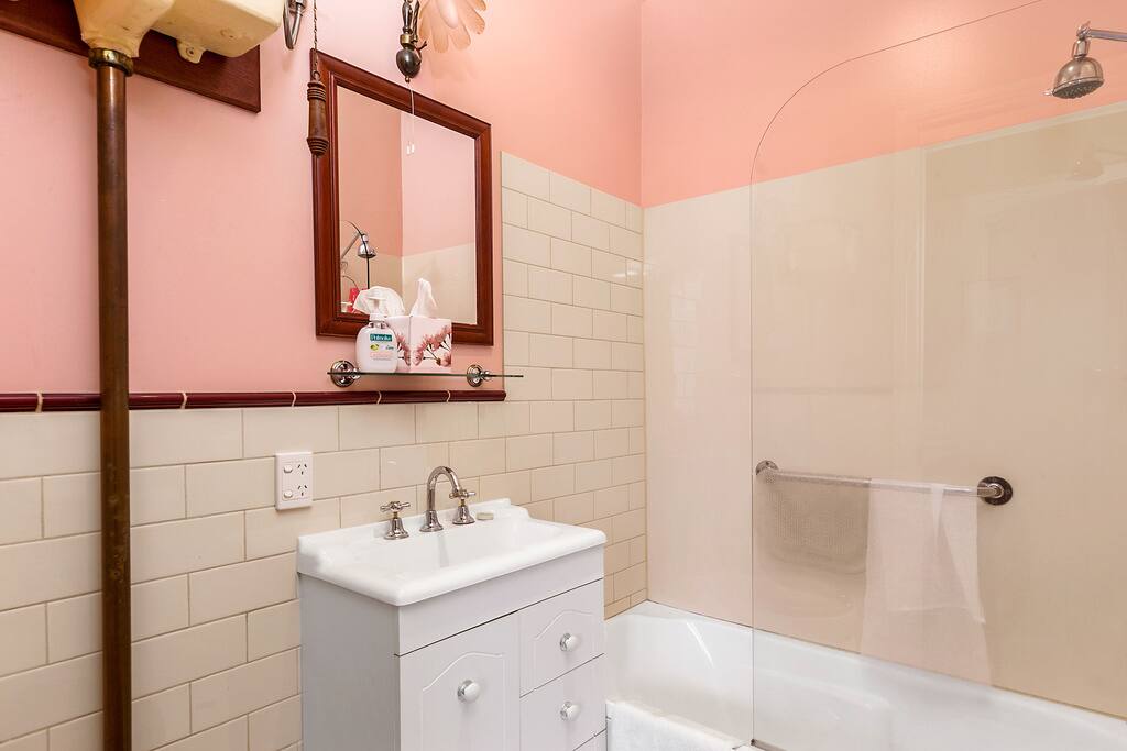 Giffen Room ensuite bathroom