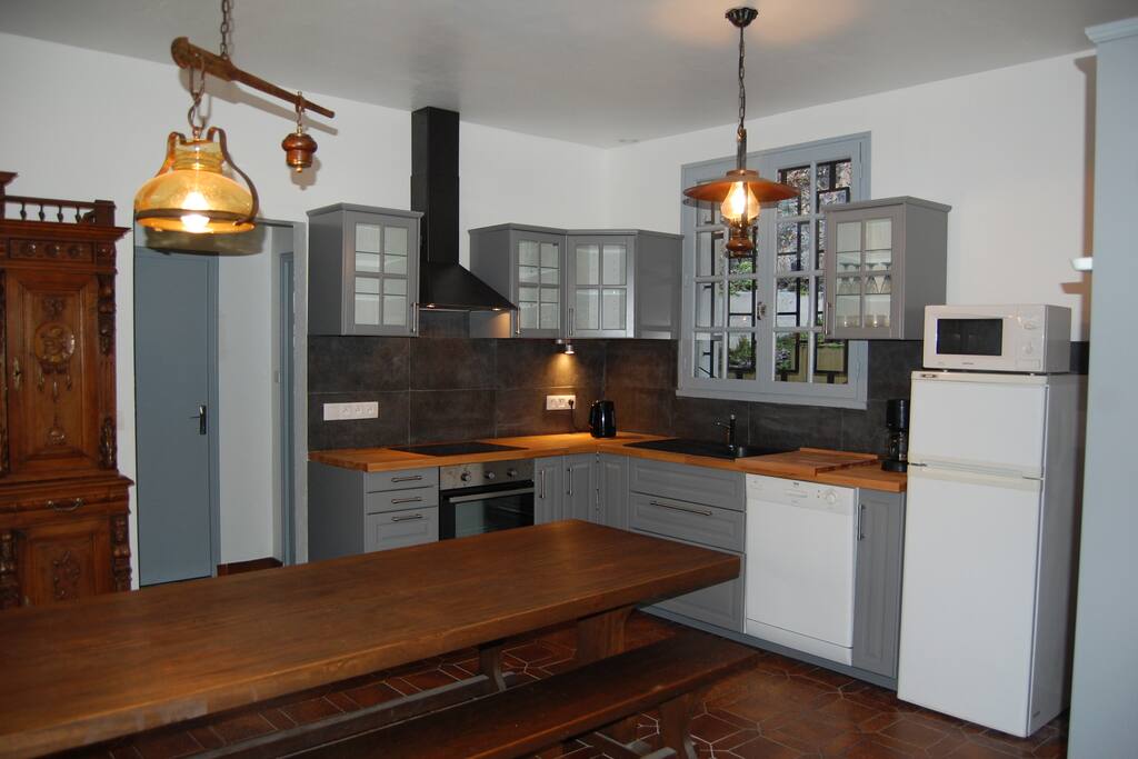 La cuisine et le coin repas intérieur