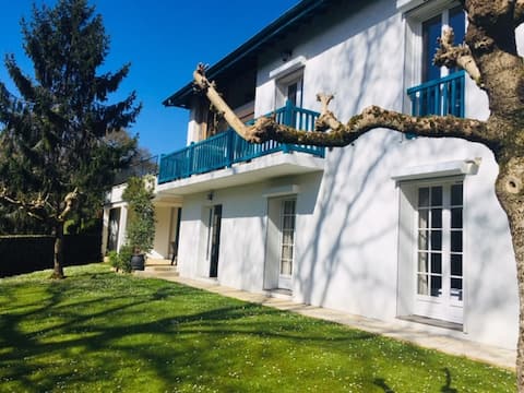 Airbnb performant: Pleasant garden apartment 2 km from the sea à Urrugne