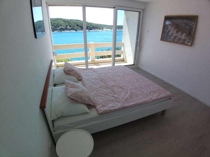 Dhomë gjumi me ballkon. 
Vite në ballkon është foleja Swifts, herët në mëngjes mund të shijosh këndimin e zogjve dhe të vëzhgosh prindërit që ushqejnë fole, zakonisht janë katër të rinj në fole.
Nëse nuk të pëlqejnë zogjtë, zgjidh një dhomë tjetër gjumi, mos e ndërprit folenë.