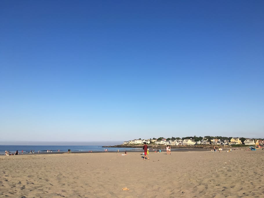Short Sands is the closest at a 2 minute walk from our front porch to the water! This is the most family friendly beach as it's actually a bay, has life guards, a bathhouse, a playground, grass field, the Fun-O-Rama and plenty of shops and restaurants.