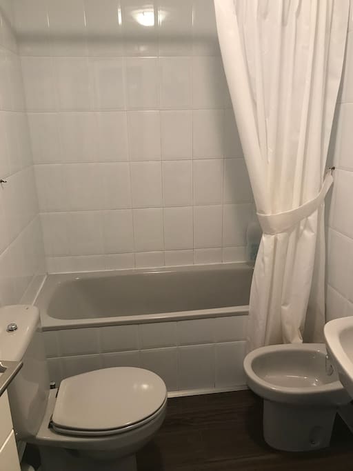 El baño dispone de esos elementos “necesarios” para todas las partes del cuerpo.