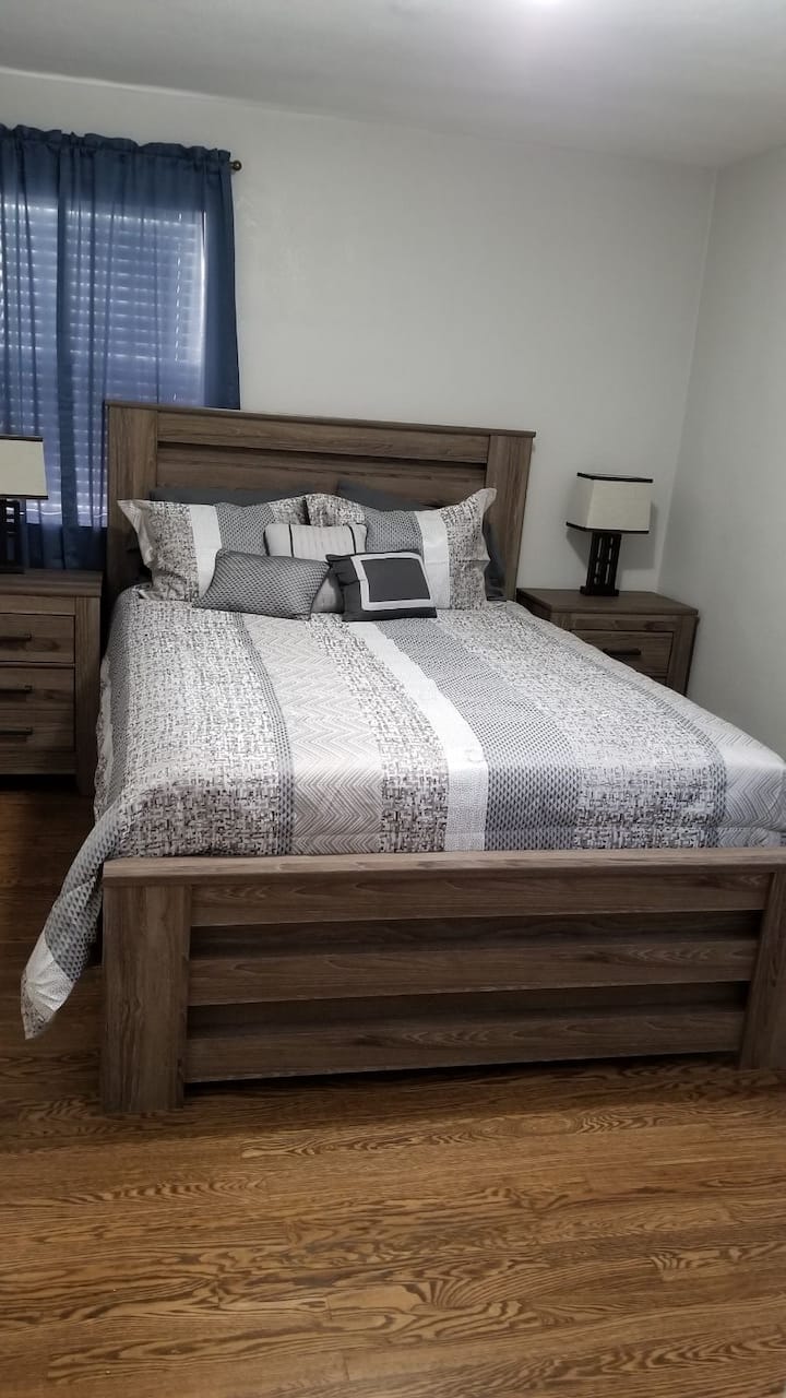 ห้องนอนใหญ่พร้อมเตียงควีนไซส์ 